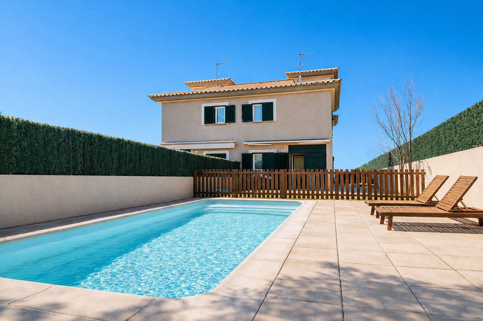 Chalet con vistas al mar, azotea y piscina – Elegancia y estilo en dos niveles