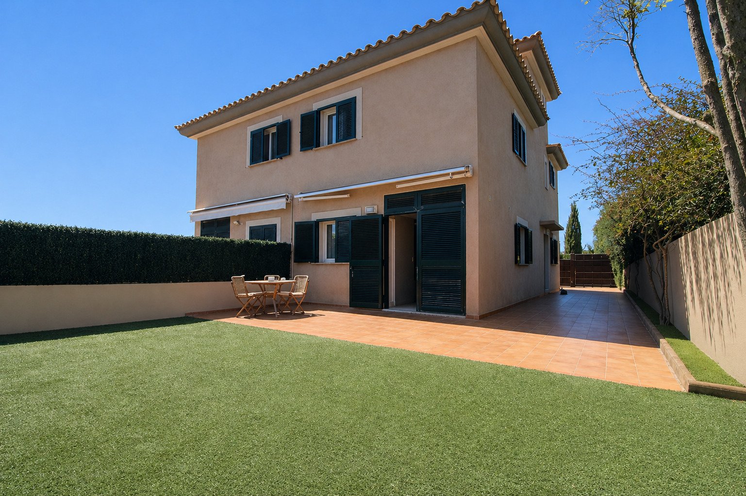 Chalet con vistas al mar, azotea y piscina – Elegancia y estilo en dos niveles