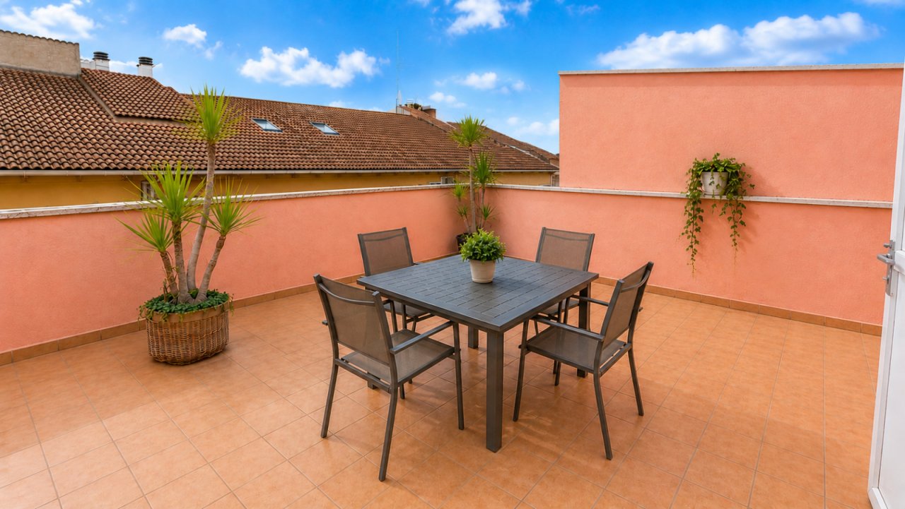 Große Dachterrasse eines Penthouse in Inca Mallorca mit Essbereich und mediterranem Ambiente