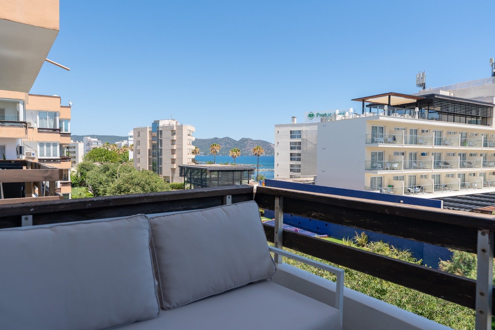 Balkon mit Blick zum Meer