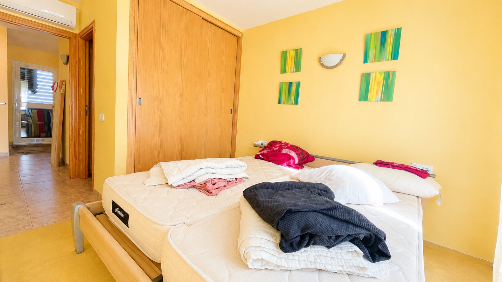 Apartamento dúplex con amplia terraza, piscina y pista de pádel