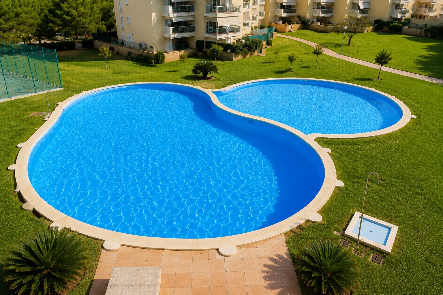 Apartamento dúplex con amplia terraza, piscina y pista de pádel
