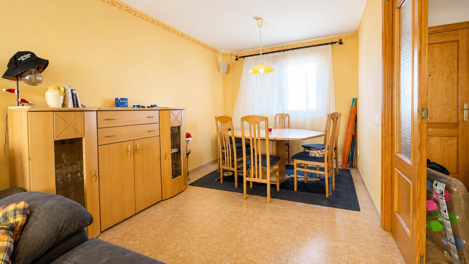 Apartamento dúplex con amplia terraza, piscina y pista de pádel