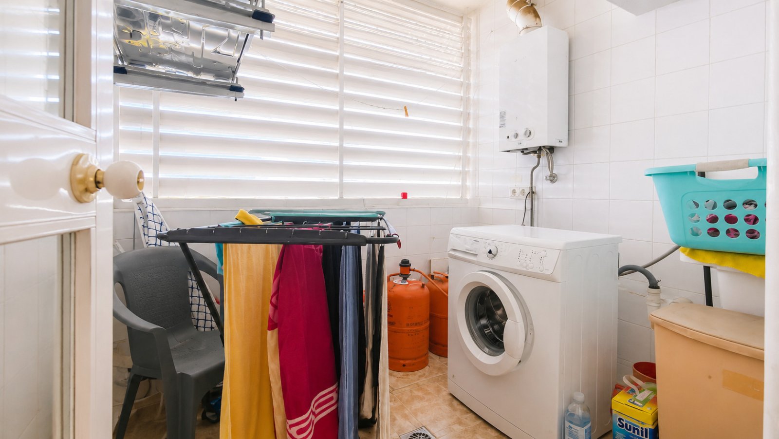 Apartamento dúplex con amplia terraza, piscina y pista de pádel