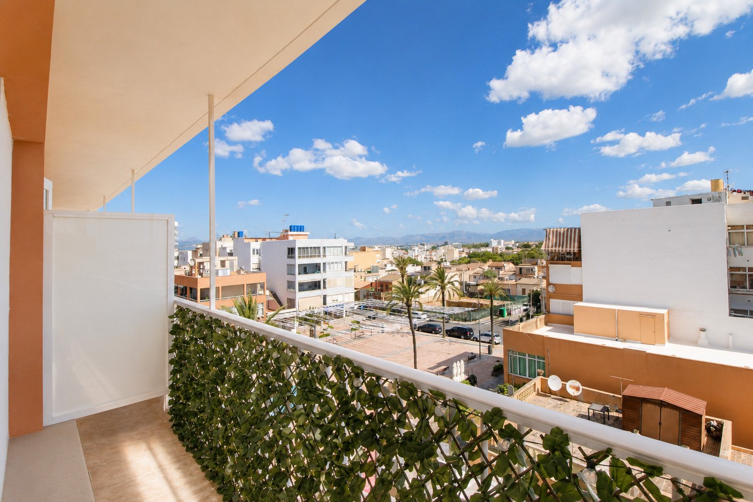 Exclusivo ático completamente reformado con cinco dormitorios, amplias zonas exteriores y un excelente potencial de inversión