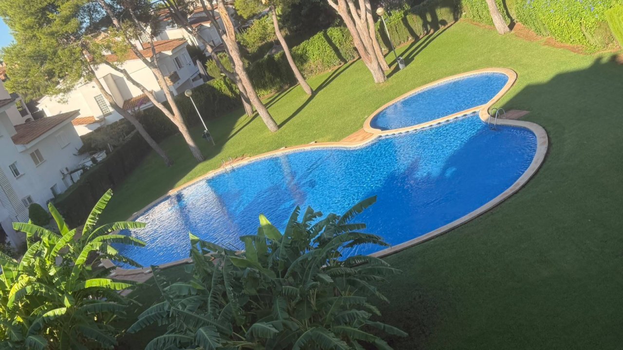 Mediterraner Außenbereich mit Pool und viel Privatsphäre Mediterraner Außenbereich mit Pool und viel Privatsphäre