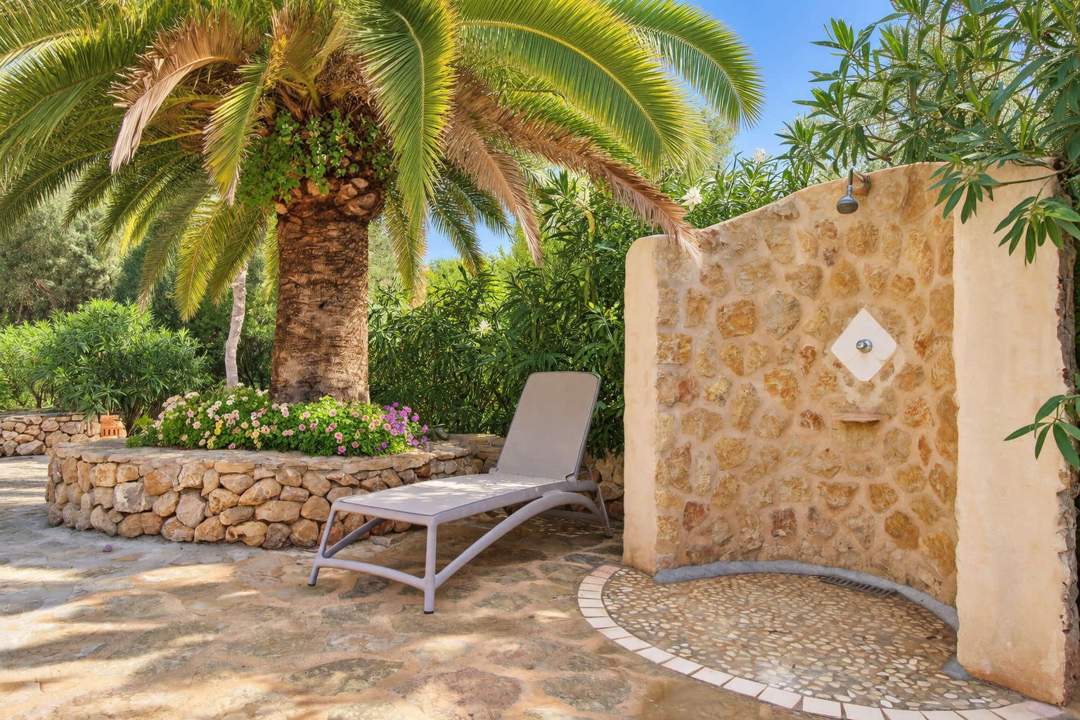 Finca de piedra natural, piscina y un jardín cuidado
