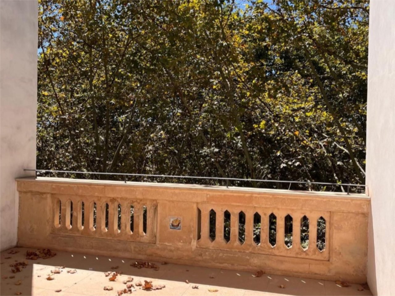 Balcón con sistema de ventilación inteligente y vista libre a la naturaleza