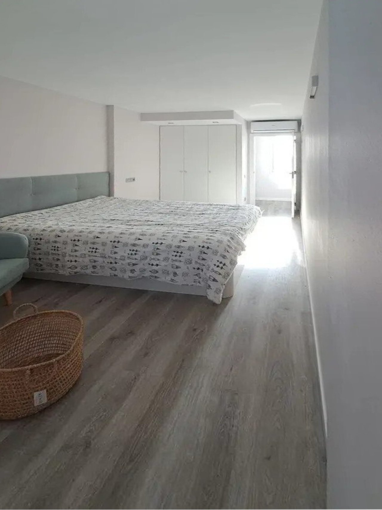 Dormitorio principal con armario vestidor y acceso directo a la terraza Dormitorio principal con armario vestidor y acceso directo a la terraza