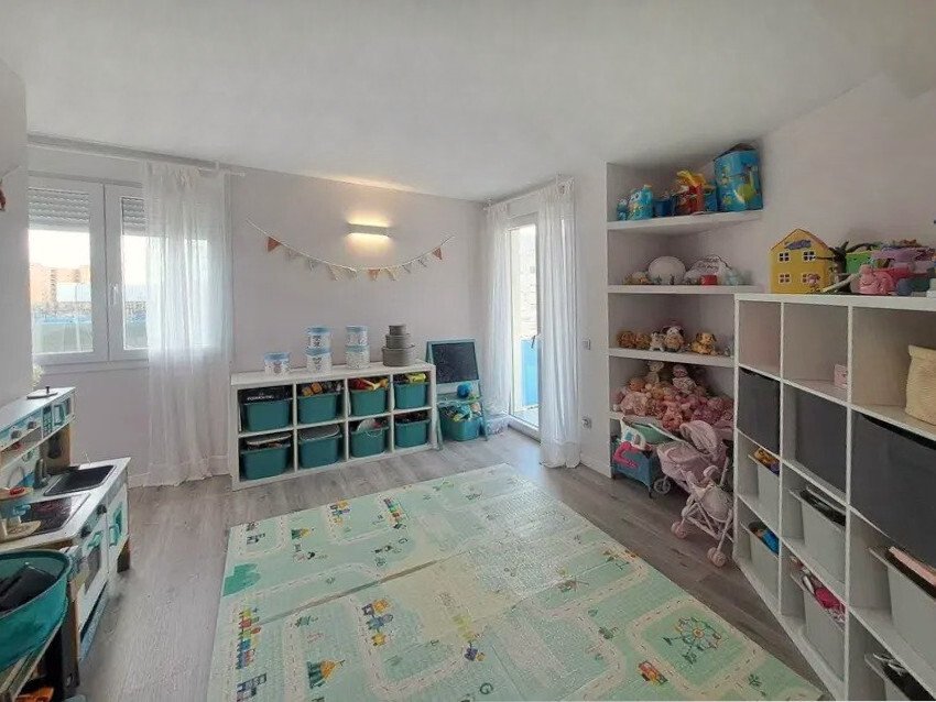 Habitación infantil con solución de almacenamiento inteligente y uso óptimo del espacio Habitación infantil con solución de almacenamiento inteligente y uso óptimo del espacio