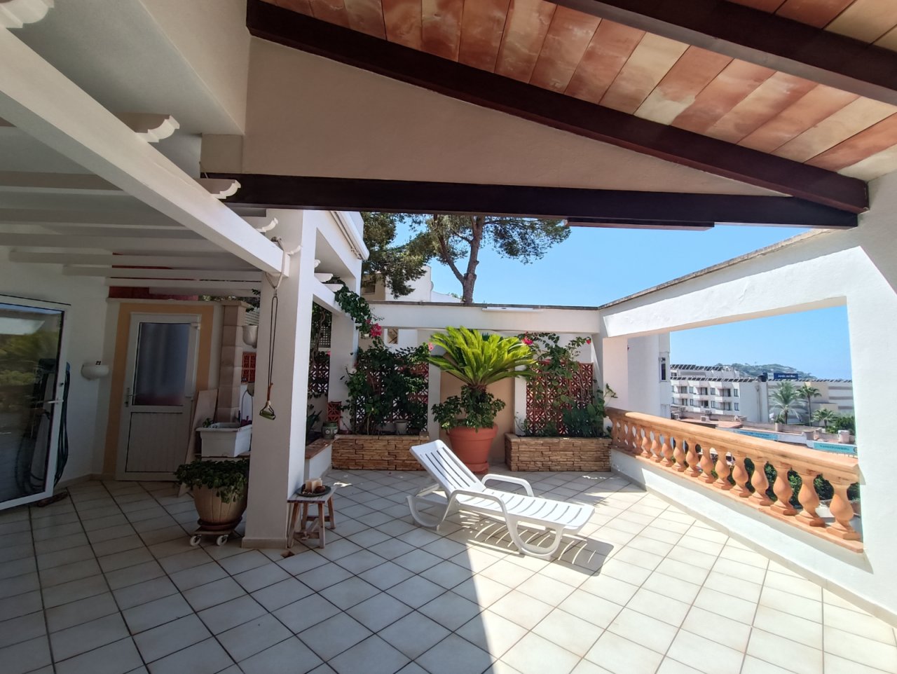 Terraza soleada con pérgola y vistas al mar – refugio perfecto para relajarse Terraza soleada con pérgola y vistas al mar – refugio perfecto para relajarse