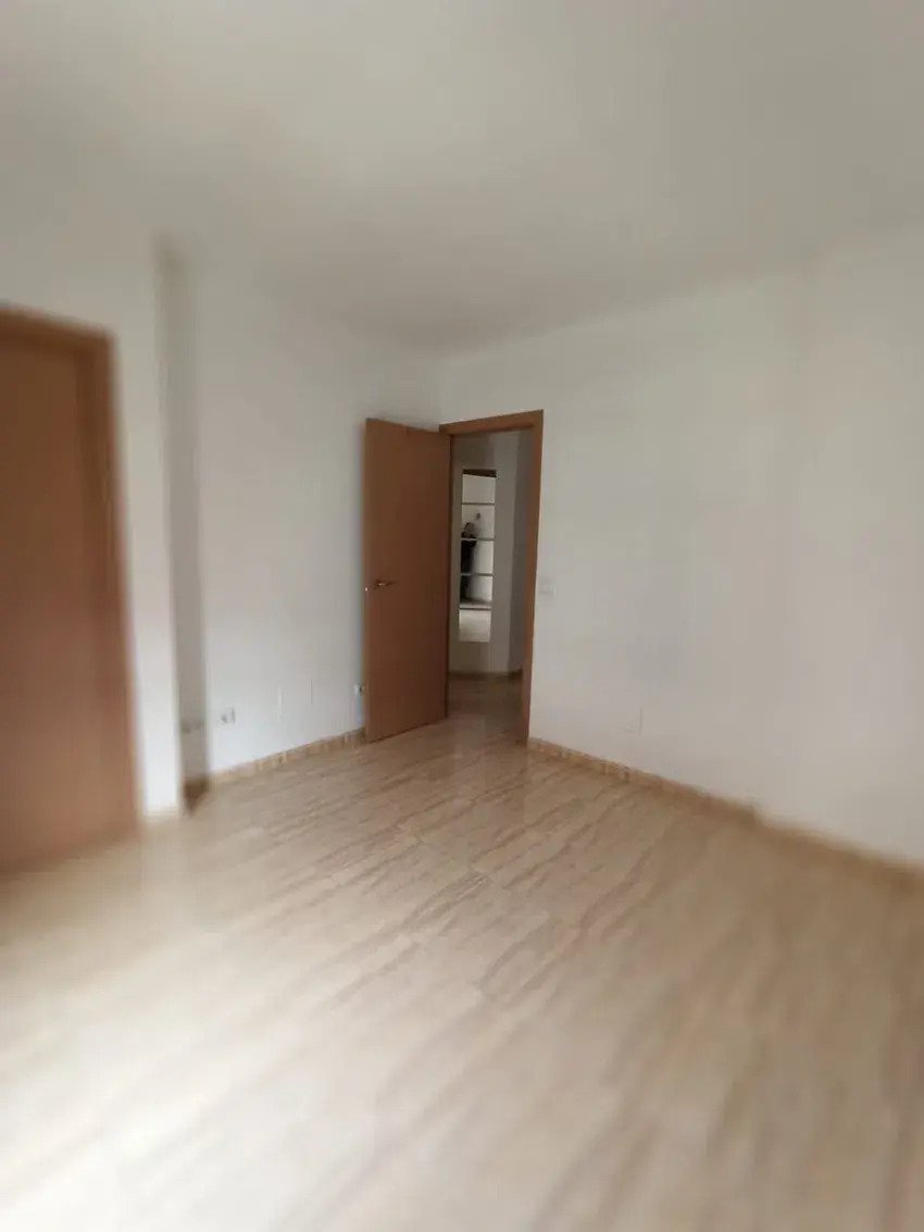 Habitación espaciosa con distribución flexible y múltiples posibilidades de uso Habitación espaciosa con distribución flexible y múltiples posibilidades de uso
