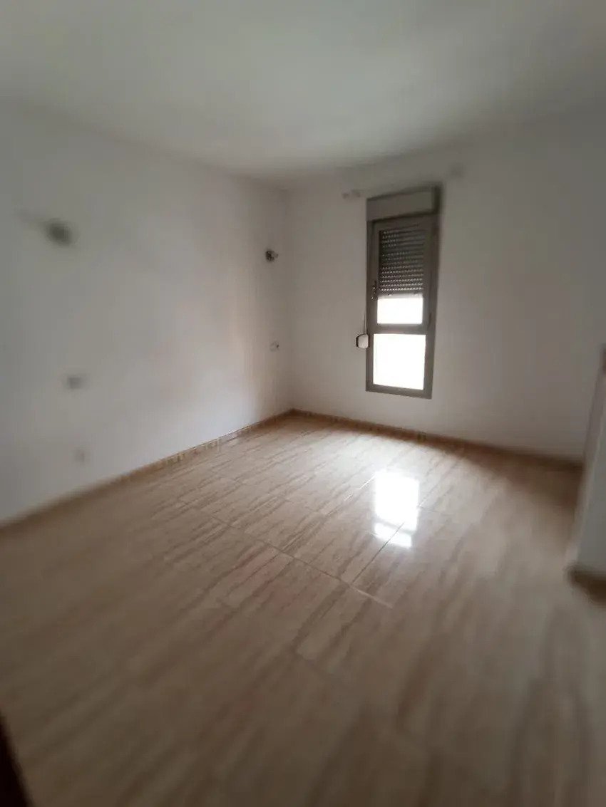 Habitación luminosa con acceso directo a balcón y luz óptima Habitación luminosa con acceso directo a balcón y luz óptima