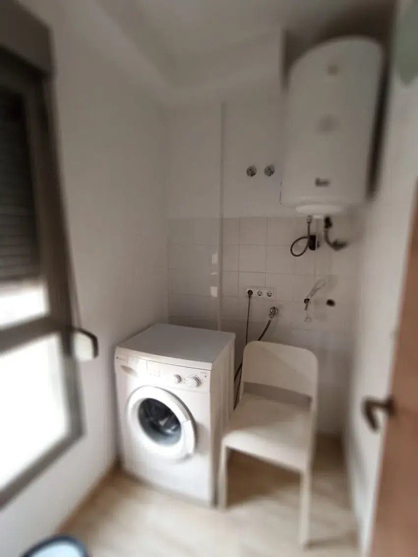 Lavadero práctico con equipamiento de conexión óptimo y espacio de almacenamiento Lavadero práctico con equipamiento de conexión óptimo y espacio de almacenamiento