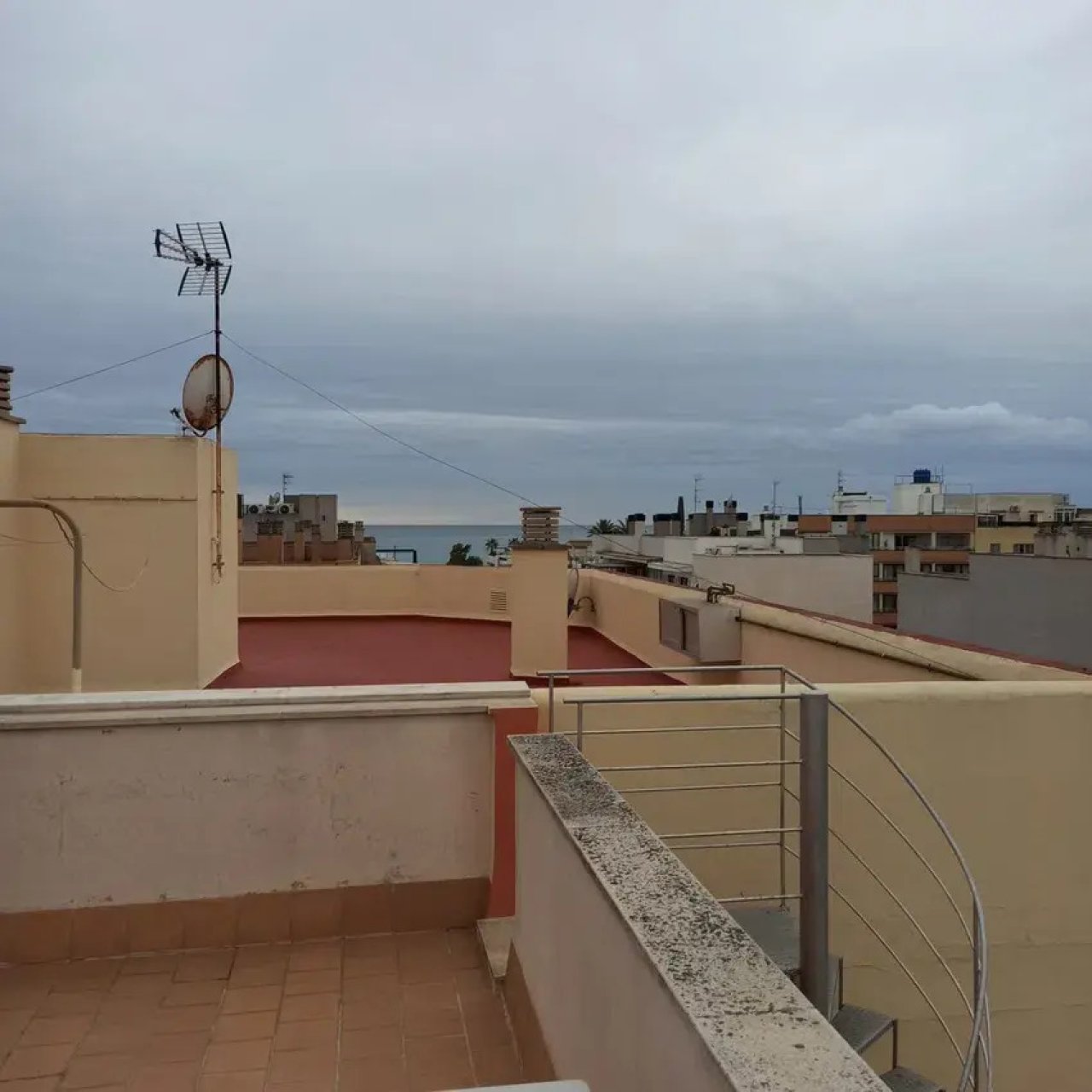 Terraza en la azotea con vistas al mar y múltiples opciones de uso Terraza en la azotea con vistas al mar y múltiples opciones de uso