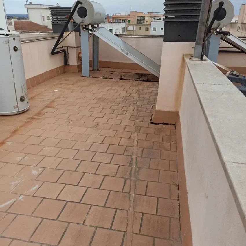 Terraza en la azotea con amplia superficie útil y sistema de calefacción solar moderno Terraza en la azotea con amplia superficie útil y sistema de calefacción solar moderno