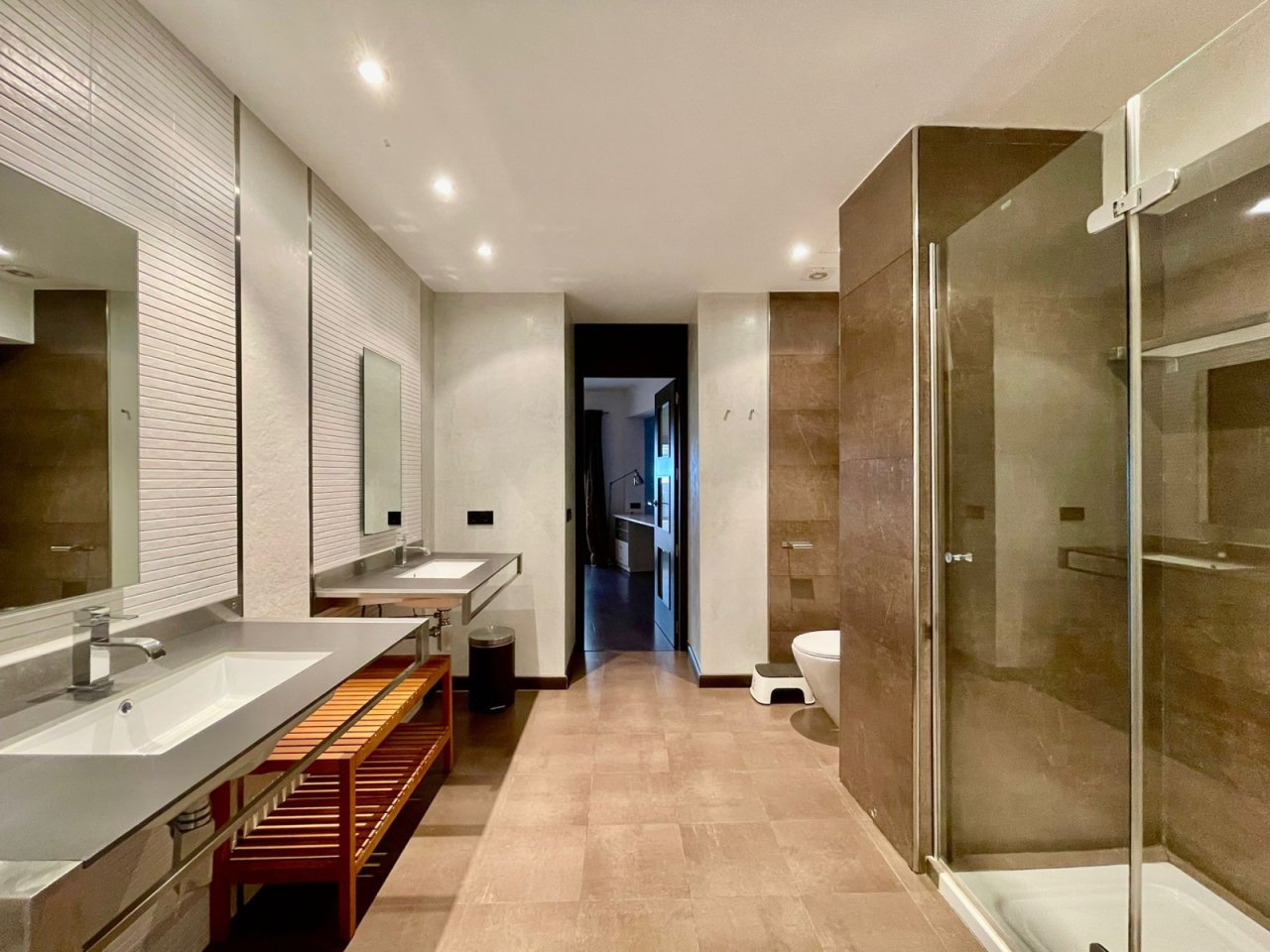 Baño tipo spa con doble lavabo y ducha a ras de suelo