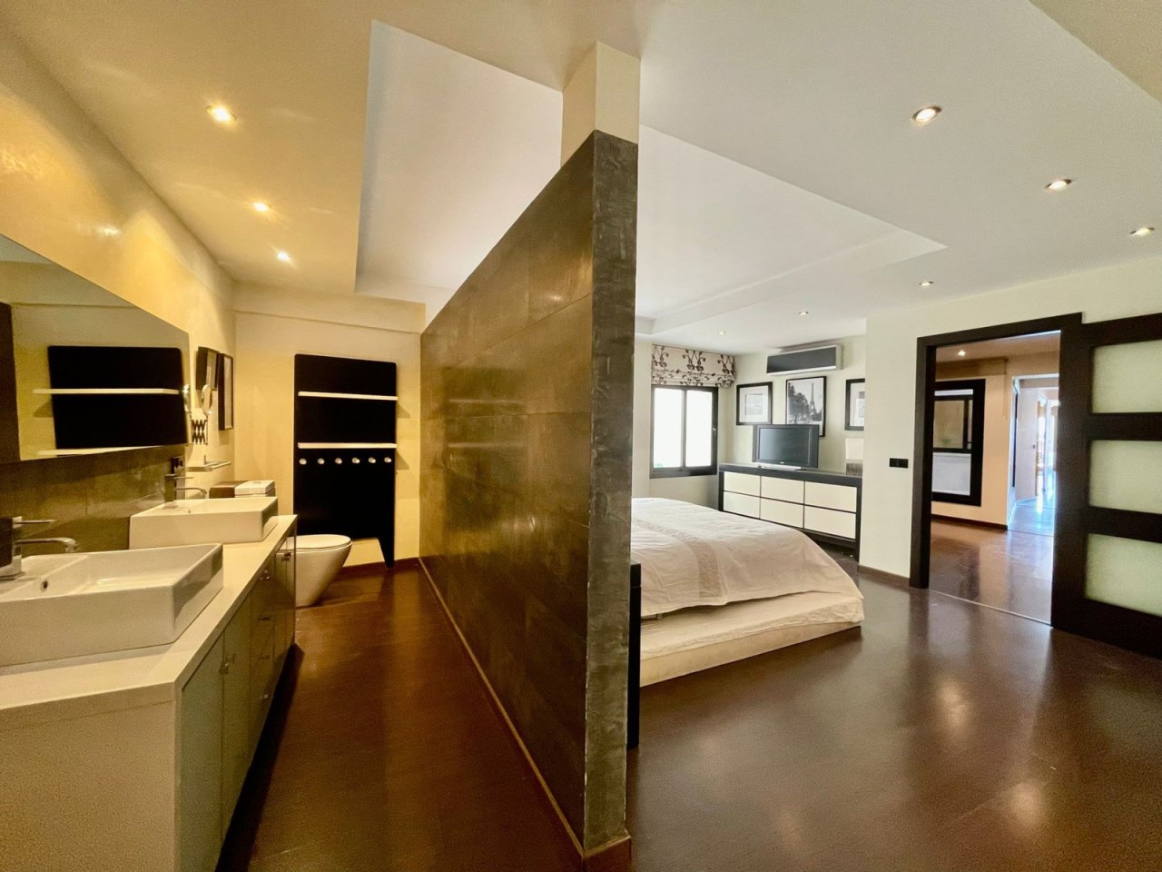Lujo en suite con zona de lavabo separada y vestidor caminable