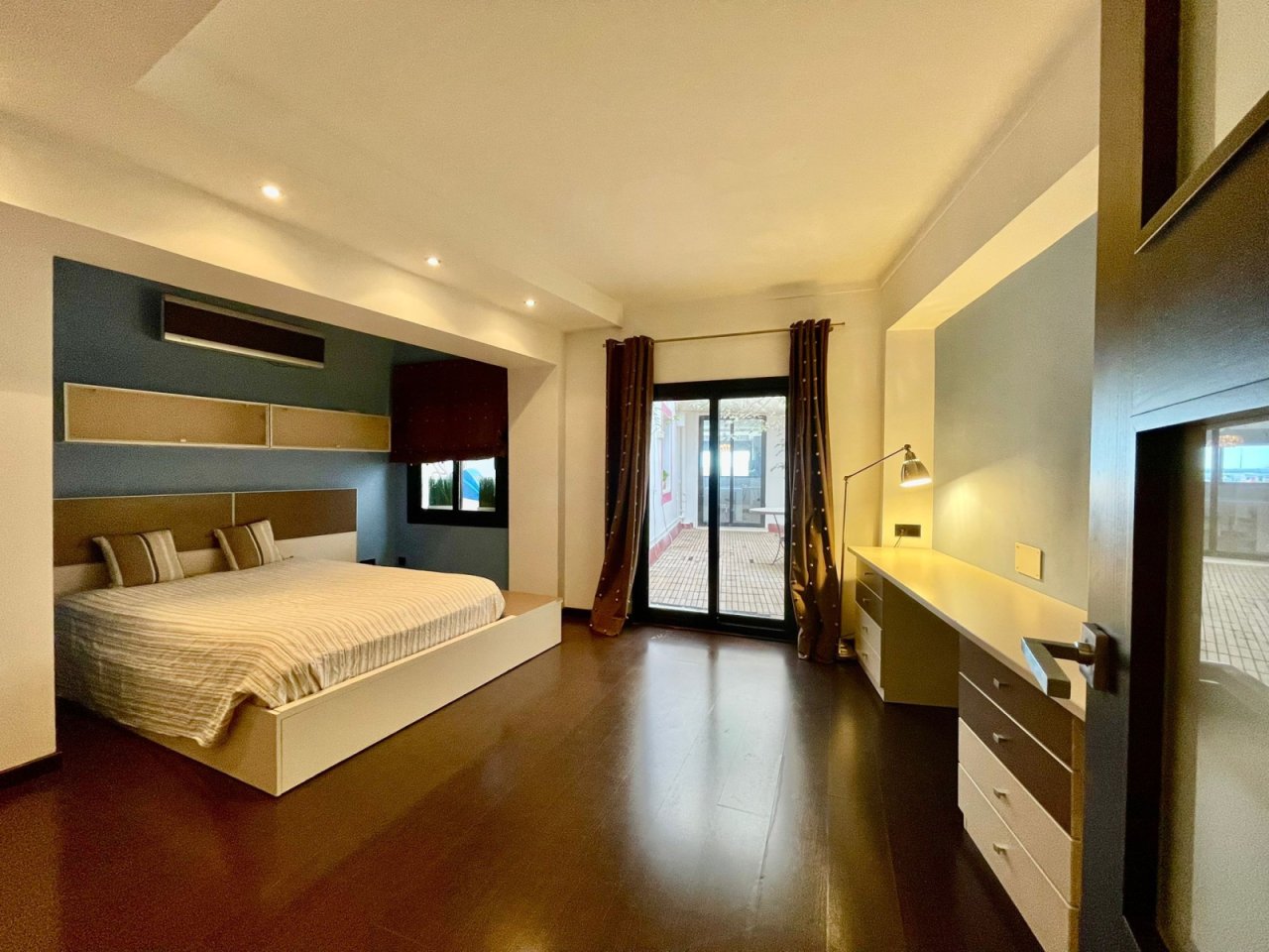 Dormitorio principal con vestidor y acceso directo a la terraza