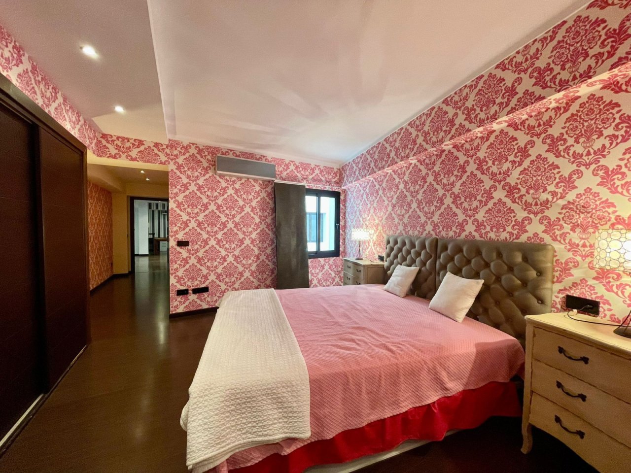 Dormitorio principal con ventana de pared a pared y vestidor caminable