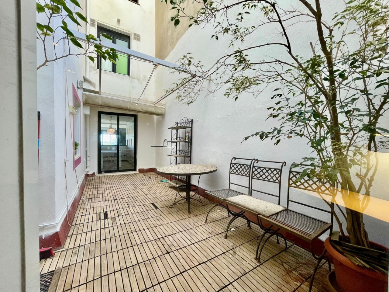 Patio privado con acceso directo a la vivienda y múltiples opciones de uso.