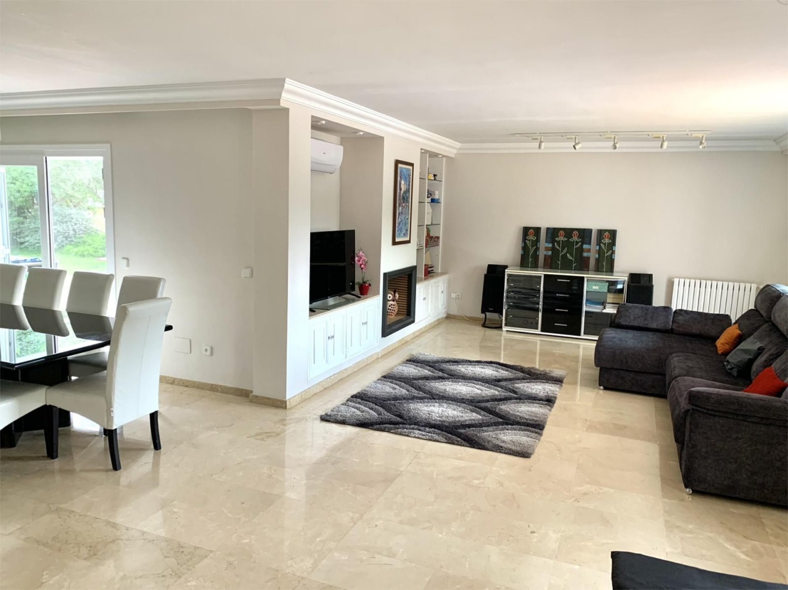 Amplio salón y comedor con distribución inteligente y soluciones empotradas de alta calidad. Amplio salón y comedor con distribución inteligente y soluciones empotradas de alta calidad.