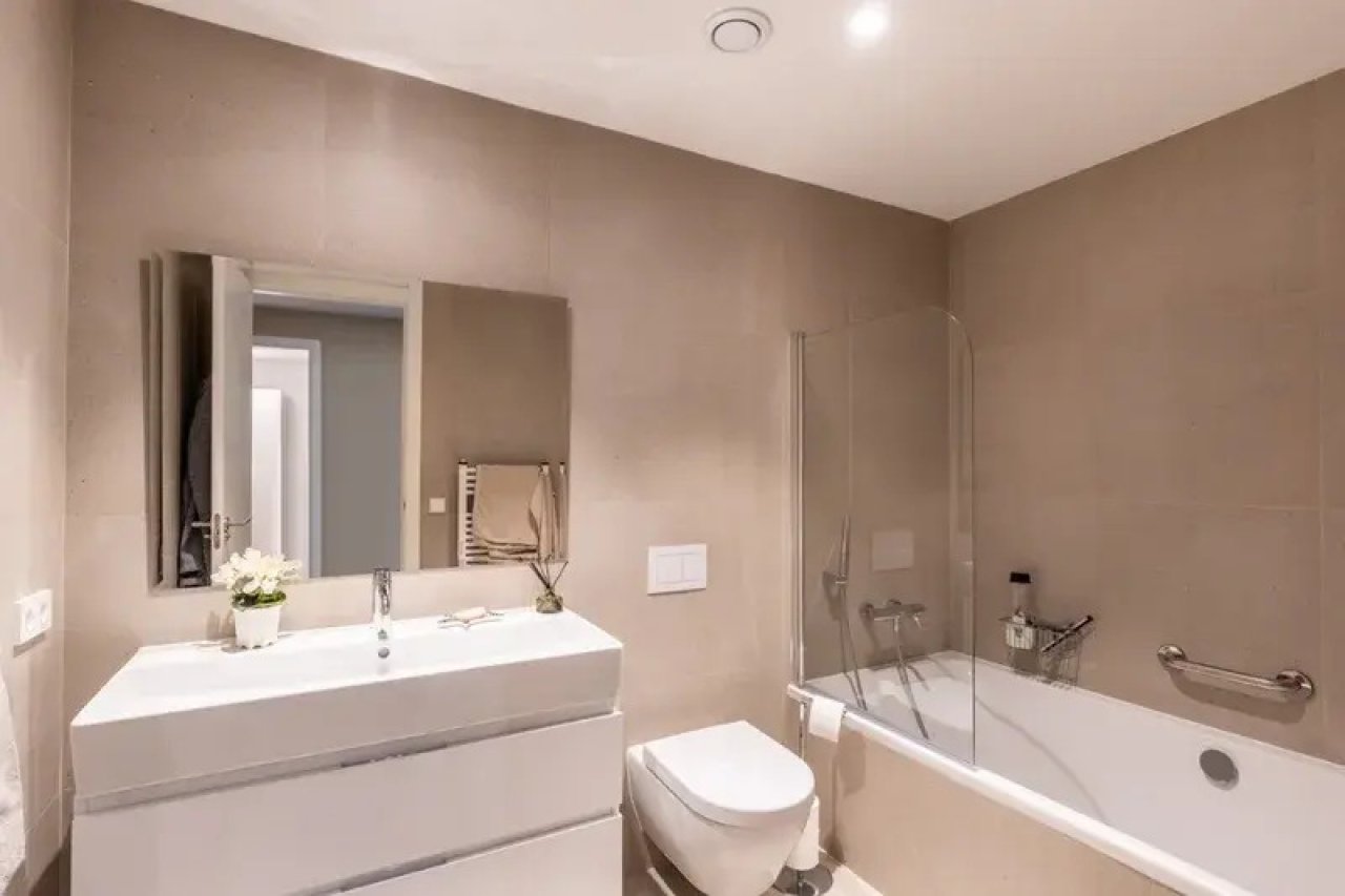 Baño moderno con ducha a ras de suelo y equipamiento sanitario de alta calidad Baño moderno con ducha a ras de suelo y equipamiento sanitario de alta calidad