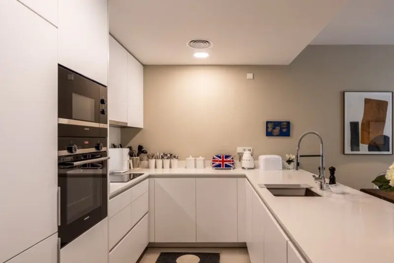 Cocina moderna en forma de U funcional y con electrodomésticos empotrados de alta calidad Cocina moderna en forma de U funcional y con electrodomésticos empotrados de alta calidad
