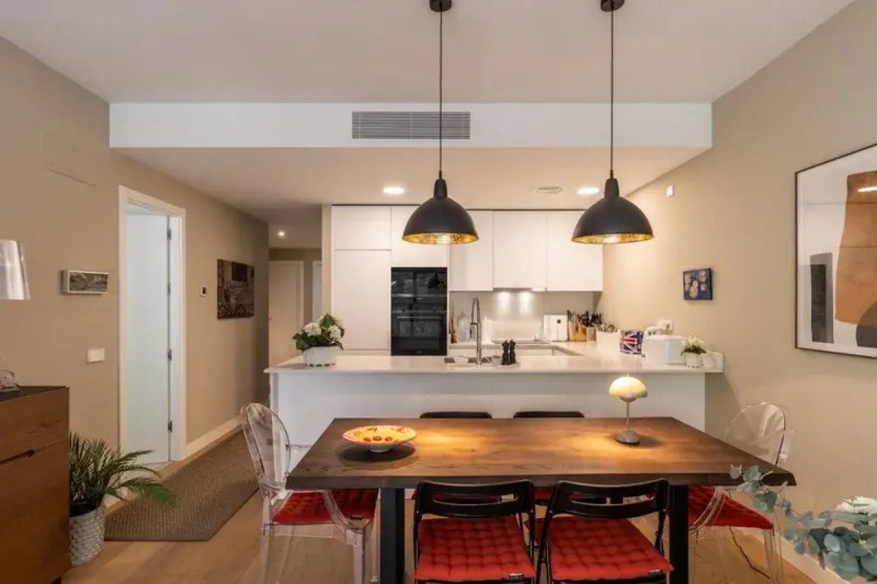 Cocina abierta con equipamiento de alta calidad y distribución inteligente del espacio Cocina abierta con equipamiento de alta calidad y distribución inteligente del espacio