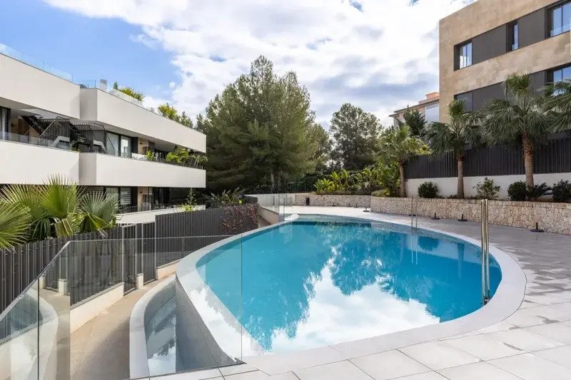 Piscina exclusiva con sistema de seguridad moderno y amplia terraza Piscina exclusiva con sistema de seguridad moderno y amplia terraza