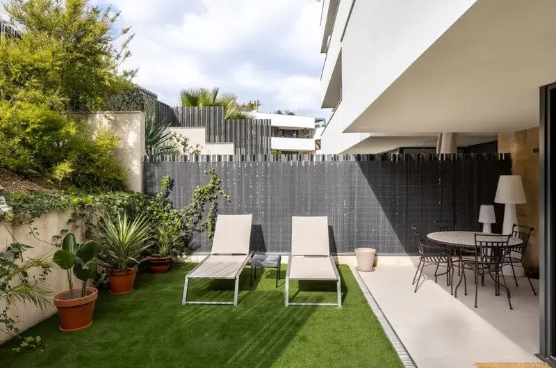 Área exterior privada con una distribución de zonas bien pensada y una terraza de alta calidad Área exterior privada con una distribución de zonas bien pensada y una terraza de alta calidad