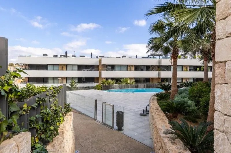 Complejo residencial moderno con piscina comunitaria y arquitectura contemporánea Complejo residencial moderno con piscina comunitaria y arquitectura contemporánea