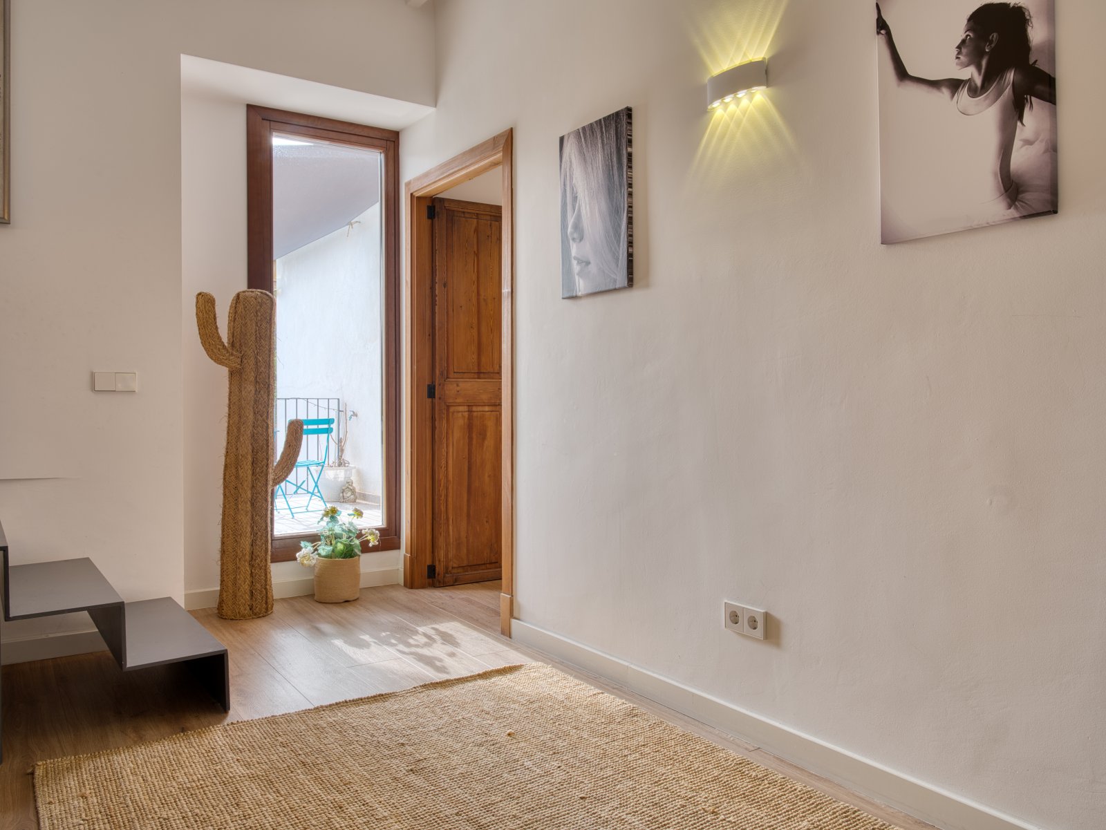 Entrada luminosa con acceso directo al balcón, elegidas puertas de madera y un flujo de espacio bien pensado