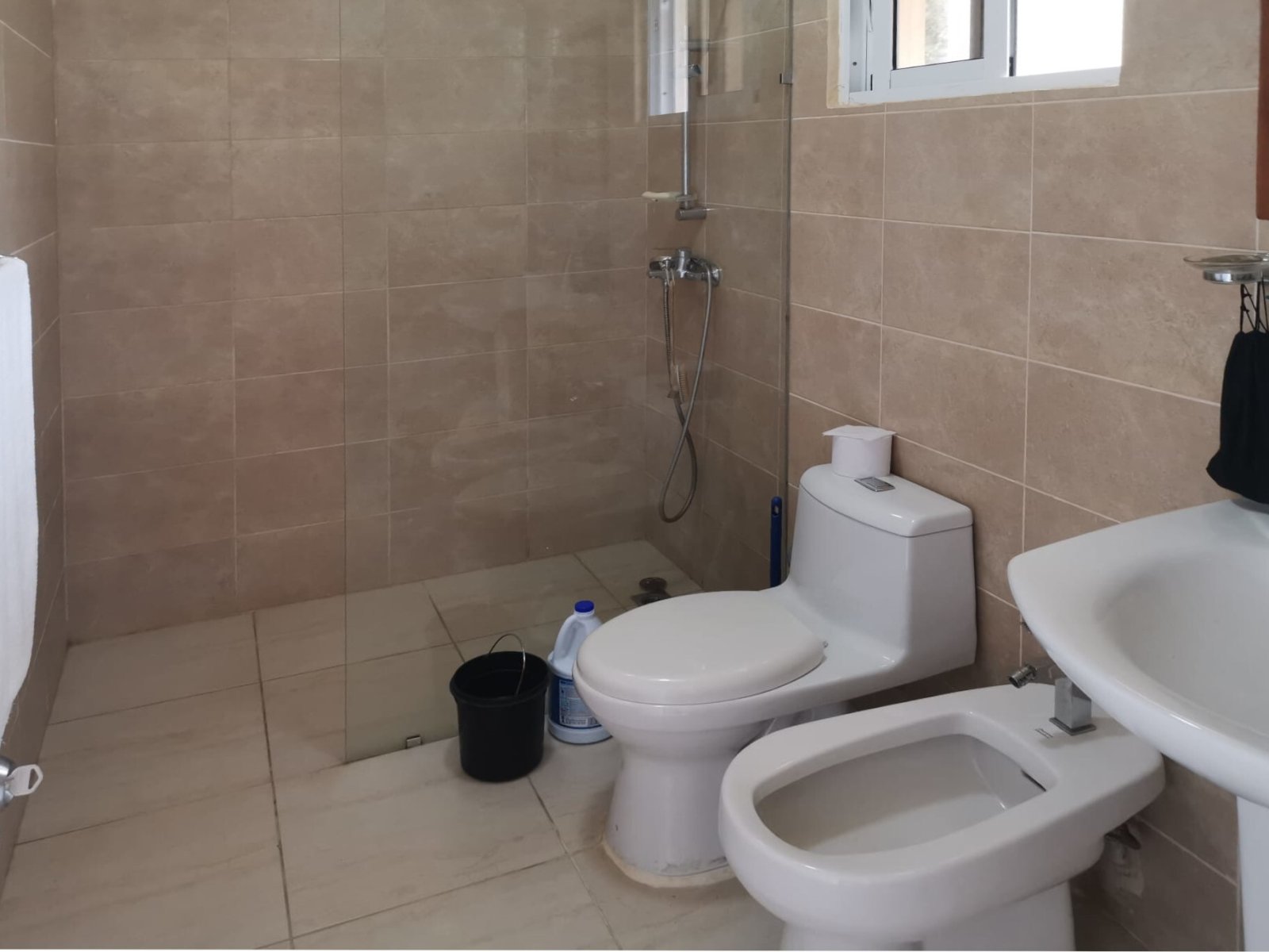 Baño moderno con ducha a nivel del suelo y equipamiento de alta calidad Baño moderno con ducha a nivel del suelo y equipamiento de alta calidad