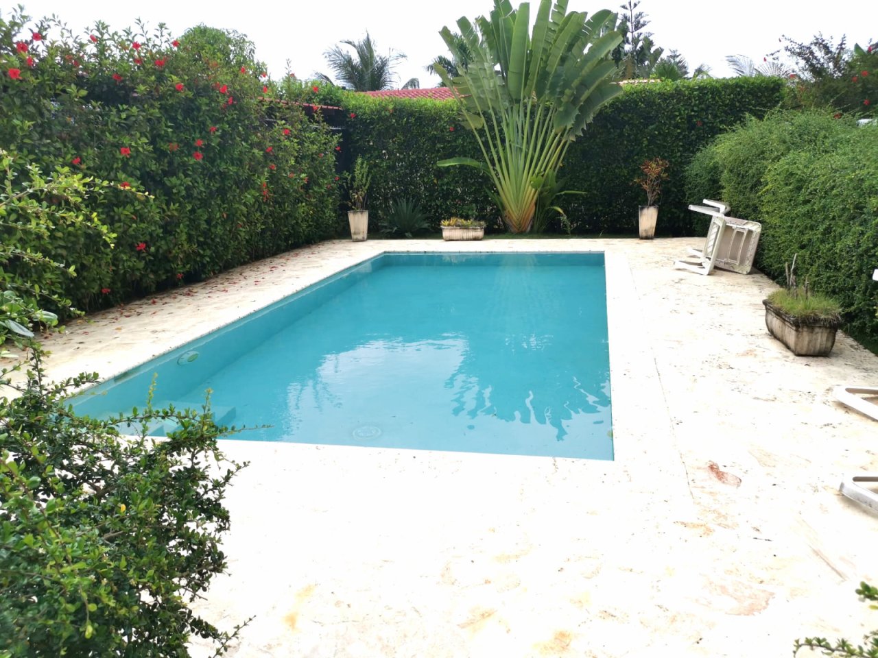 Piscina privada con terraza perimetral y vallado de alta calidad Piscina privada con terraza perimetral y vallado de alta calidad
