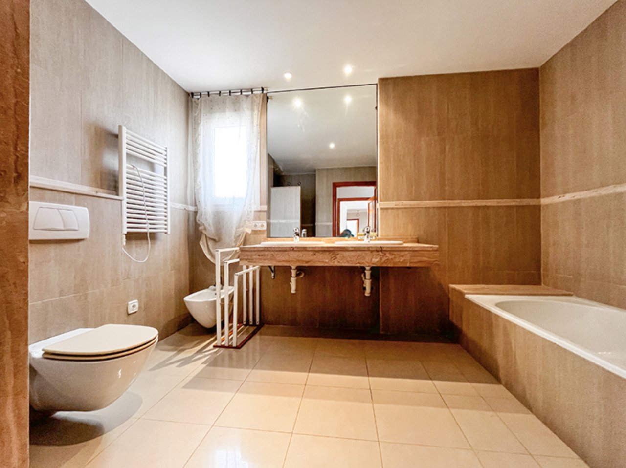 Baño moderno con bañera independiente y lavabo de gran tamaño