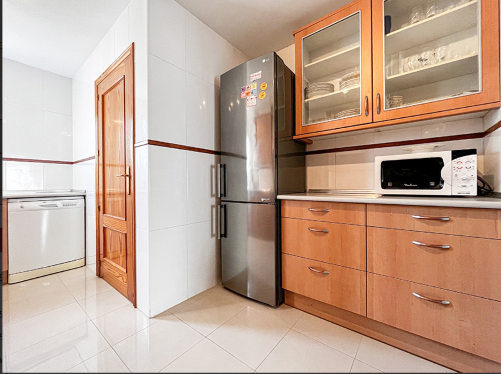 Cocina moderna con equipamiento de alta calidad y solución de almacenamiento inteligente