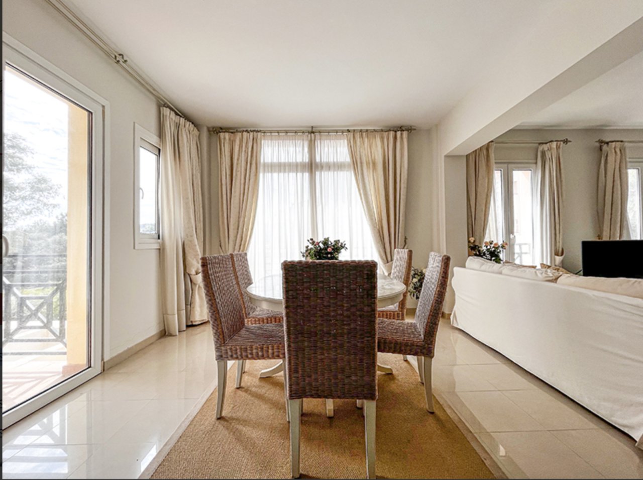 Área de comedor con ventanas panorámicas y acceso directo a la terraza