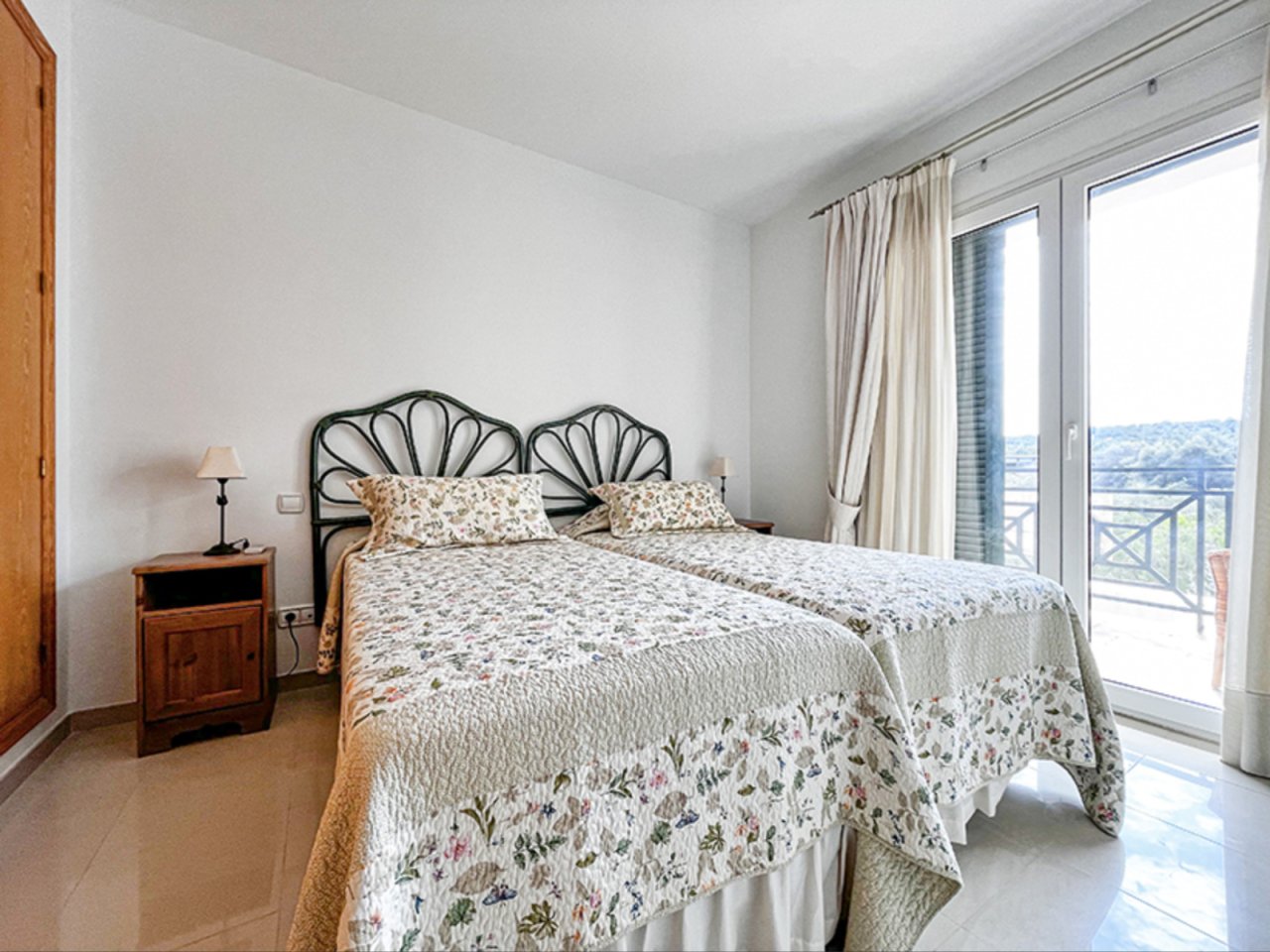 Dormitorio luminoso con acceso a balcón y vista amplia