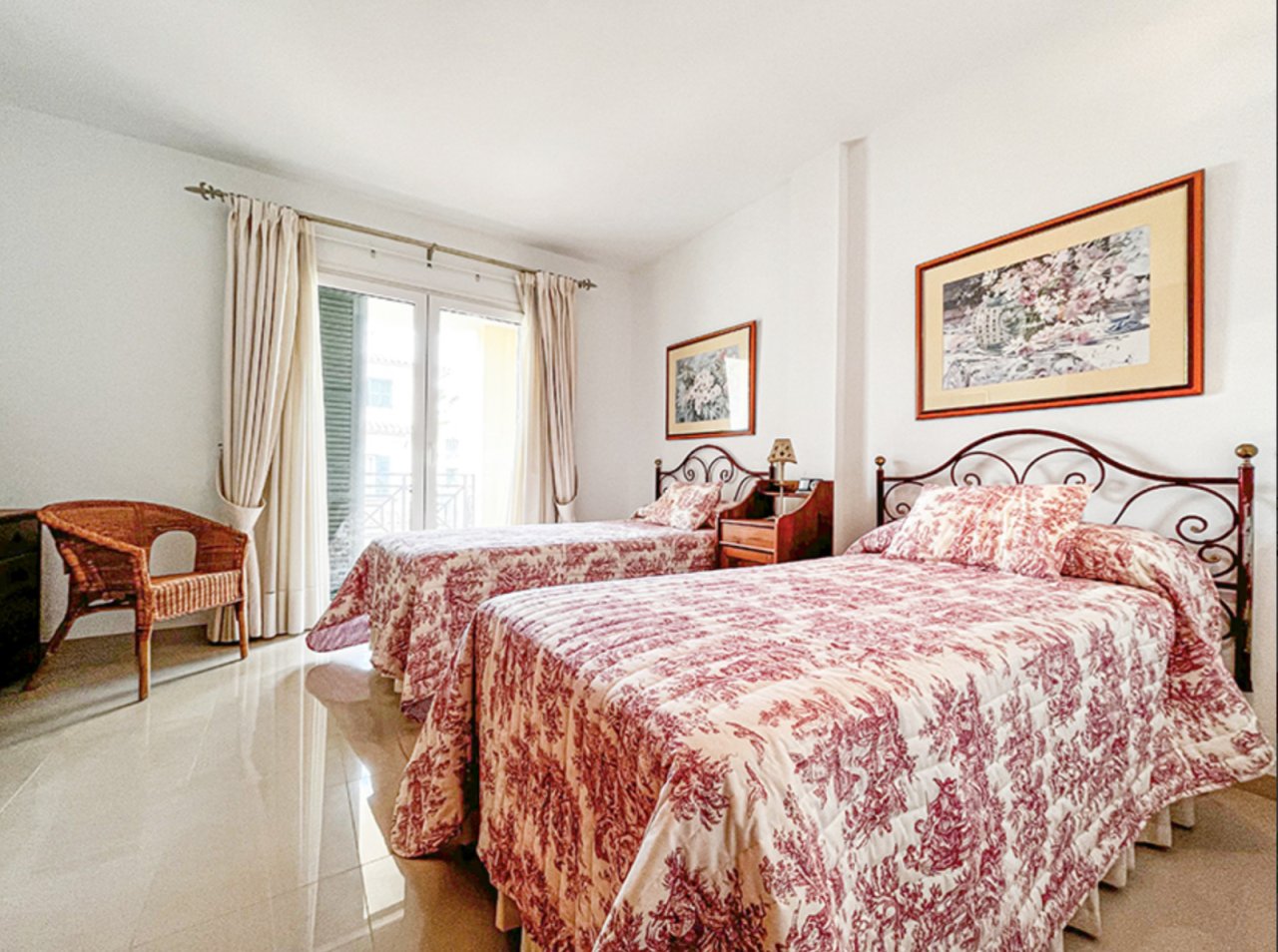 Habitación de invitados luminosa con acceso a la terraza y distribución óptima del espacio