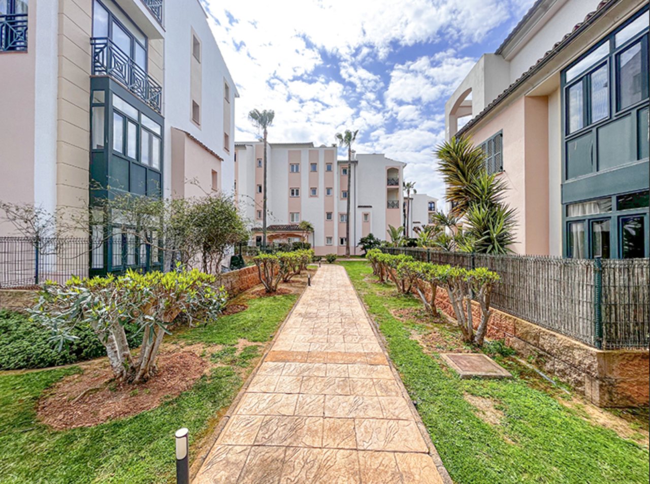 Patio cuidado con áreas verdes y un diseño de caminos bien pensado