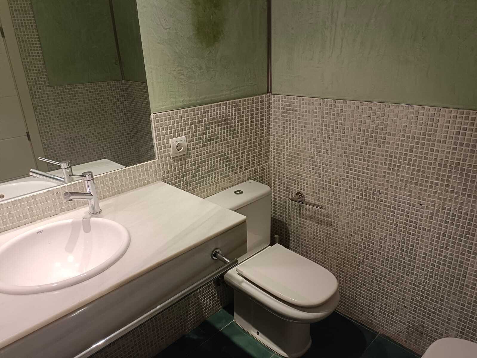 Baño moderno con diseño de mosaico y lavabo práctico – Equipamiento contemporáneo Baño moderno con diseño de mosaico y lavabo práctico – Equipamiento contemporáneo