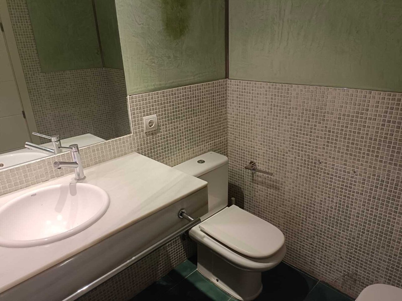 Baño moderno con diseño de mosaico y lavabo práctico – Equipamiento contemporáneo Baño moderno con diseño de mosaico y lavabo práctico – Equipamiento contemporáneo
