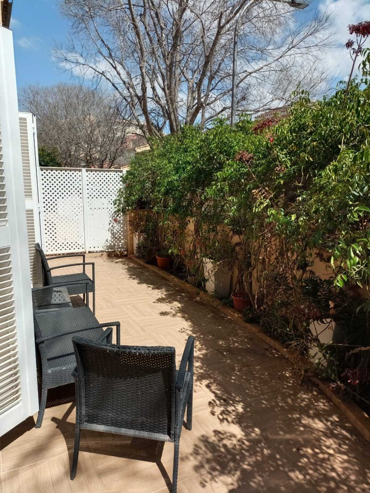 Área de terraza con vallado de zonas verdes privadas y protección visual – espacio exterior protegido con calidad para estar Área de terraza con vallado de zonas verdes privadas y protección visual – espacio exterior protegido con calidad para estar