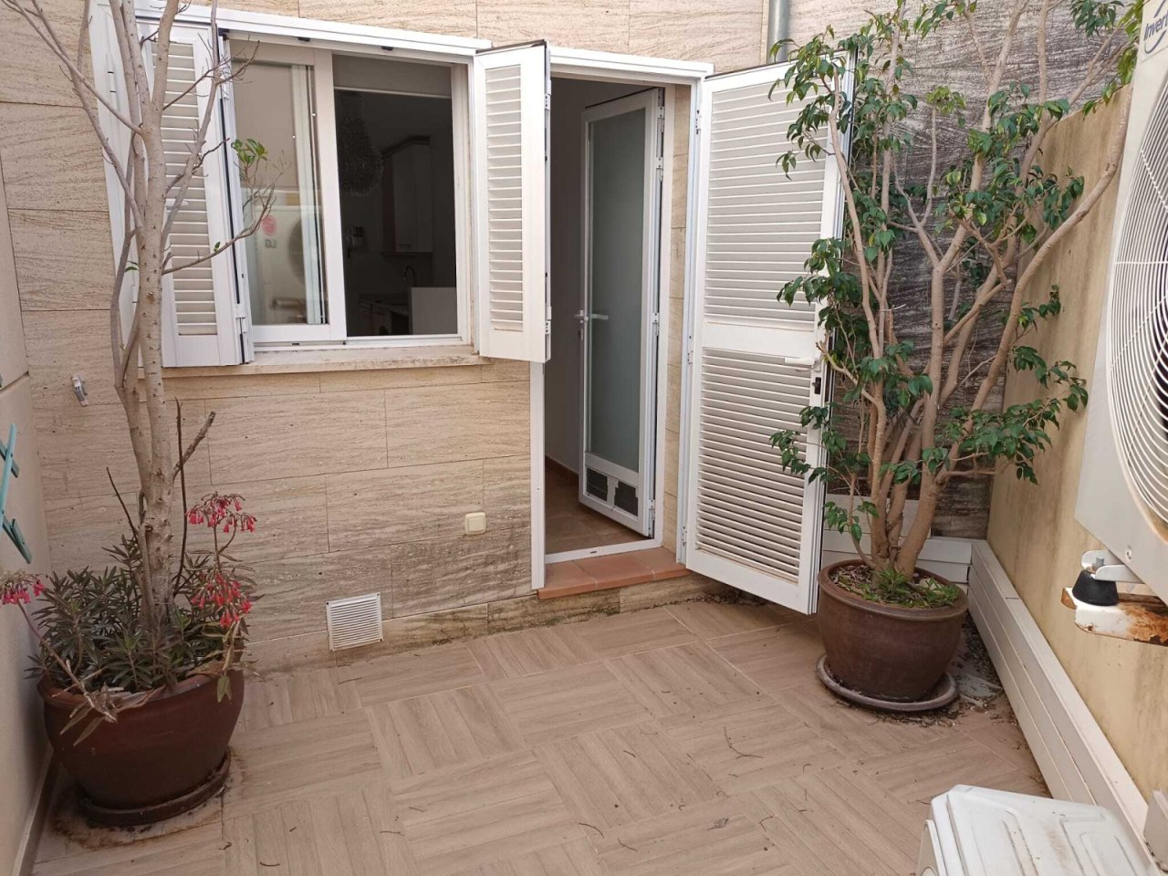 Área exterior privada con acceso directo a la terraza y límite perimetral, ideal para un espacio de retiro al aire libre. Área exterior privada con acceso directo a la terraza y límite perimetral, ideal para un espacio de retiro al aire libre.