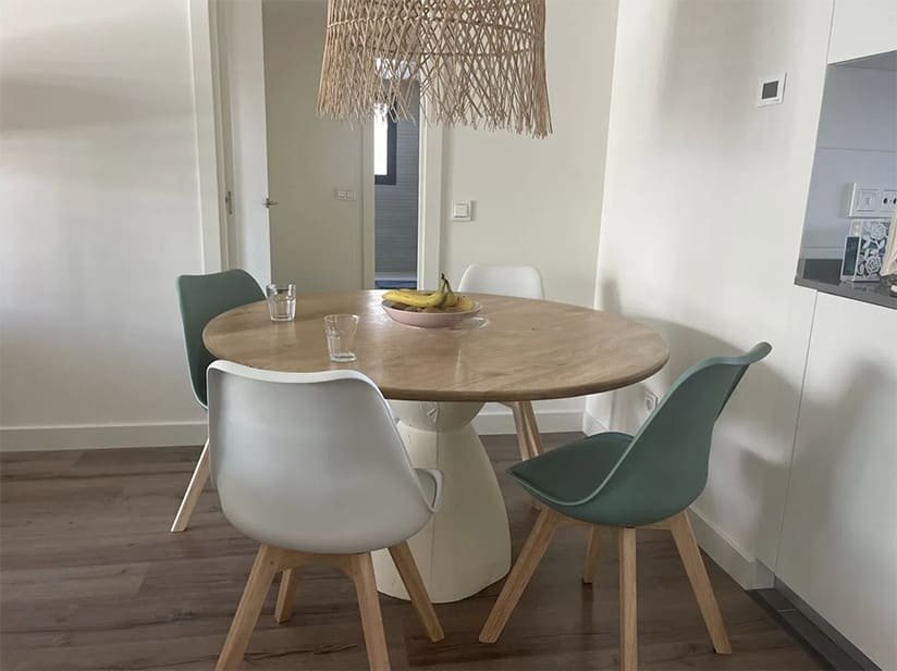 Zona de comedor luminosa con conexión directa a la cocina y amplias condiciones de iluminación Zona de comedor luminosa con conexión directa a la cocina y amplias condiciones de iluminación