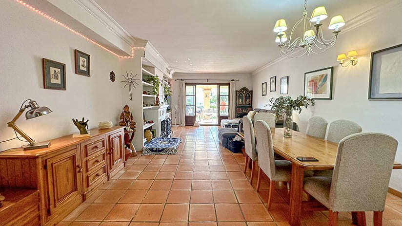 Área de estar y comedor abiertos con transiciones suaves entre espacios y molduras elegantes Área de estar y comedor abiertos con transiciones suaves entre espacios y molduras elegantes