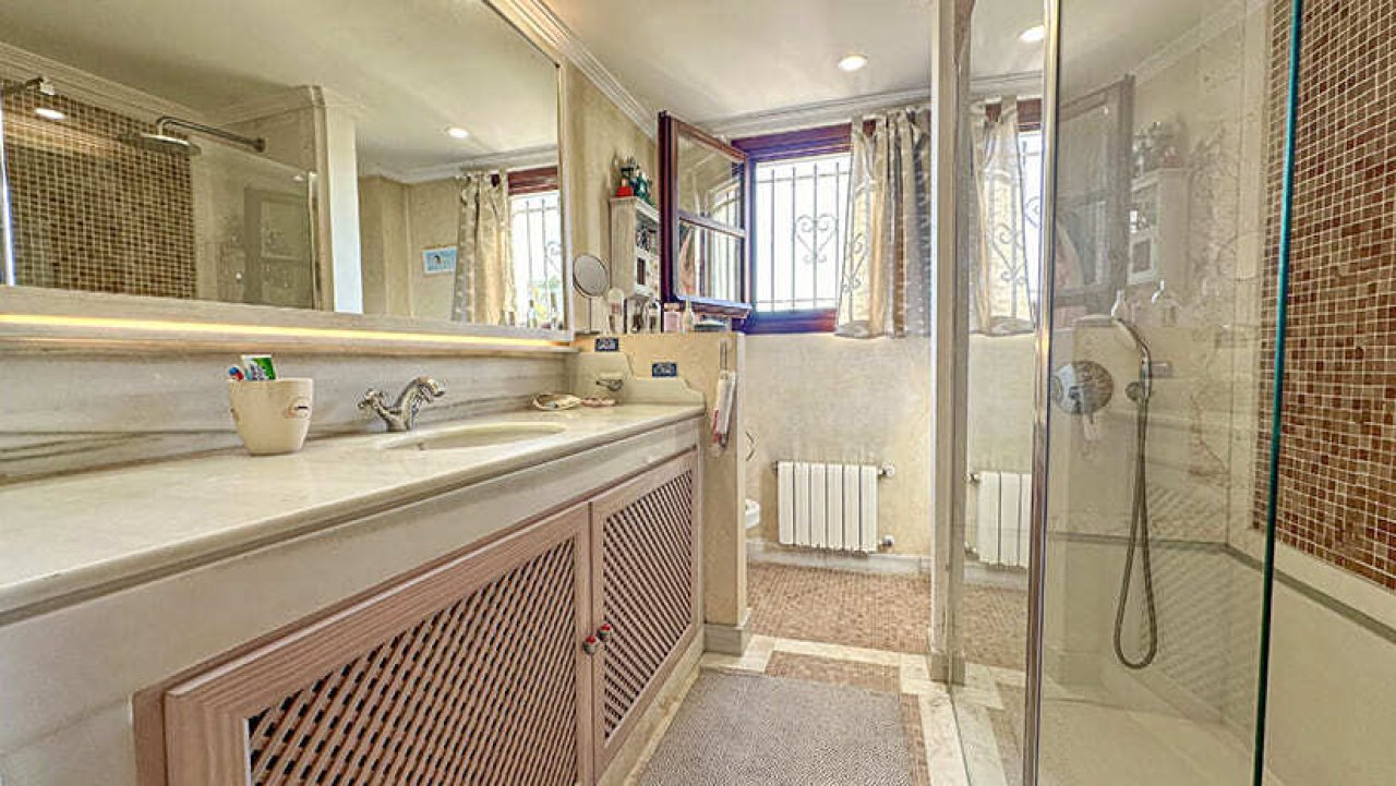 Baño moderno con ducha a ras y sanitarios de alta calidad Baño moderno con ducha a ras y sanitarios de alta calidad
