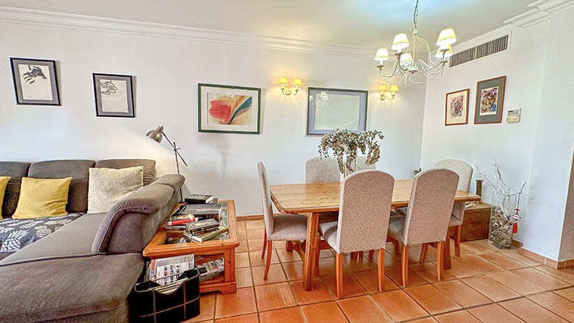 Sala de estar y comedor inundada de luz con techo de yeso elegante y equipamiento de alta calidad Sala de estar y comedor inundada de luz con techo de yeso elegante y equipamiento de alta calidad