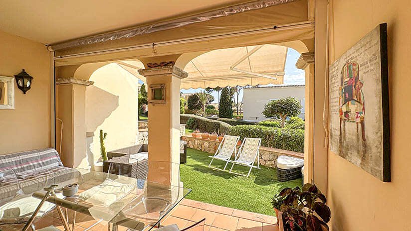 Terraza cubierta con elegantes arcos y vista directa al jardín Terraza cubierta con elegantes arcos y vista directa al jardín